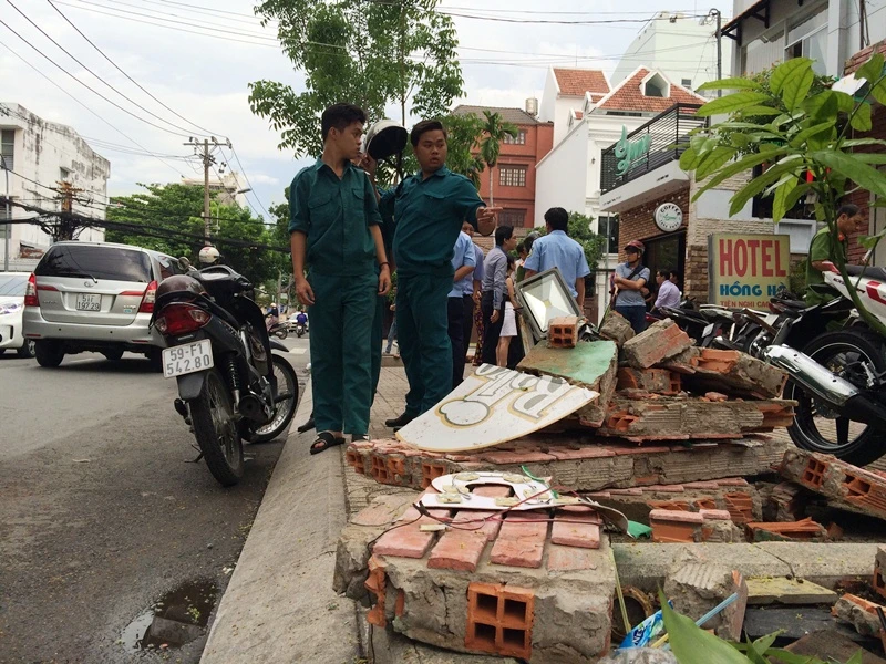 Nhiều mảng bê tông văng tung tóe khắp nơi trên vỉa hè đường Nguyễn Thông